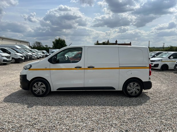 Peugeot Expert MWB L2H1 Low Roof Professional 2700 Air Con Tow Bar EURO 6 NO VAT 1