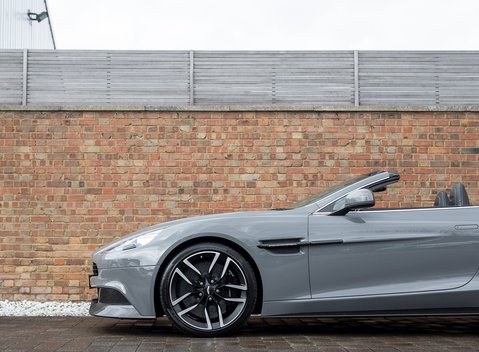 Aston Martin Vanquish Volante 22