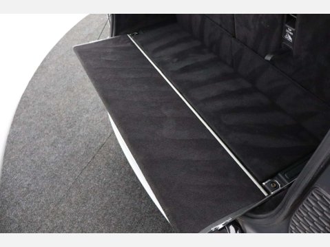 Land Rover Discovery 3.0 Discovery R-Dynamic SE D MHEV Auto 4WD 5dr 32