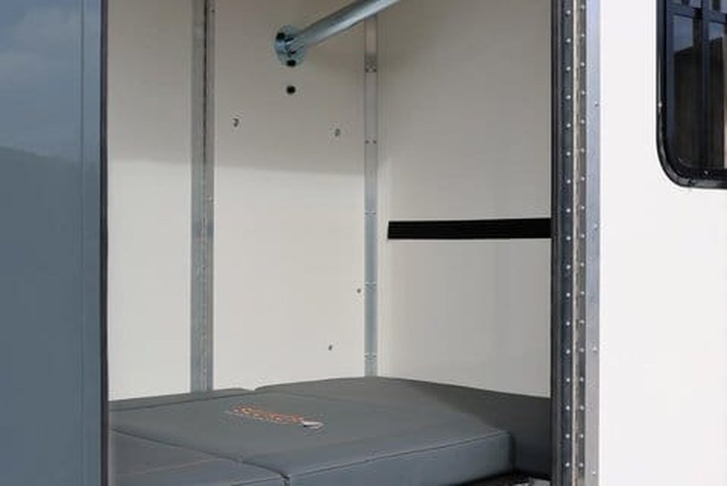 Renault Master DEMO MODEL 3.5 TON ADVANCE 150 AUTO STALLION BUILD SEEKER HORSEBOX REAR BED 27