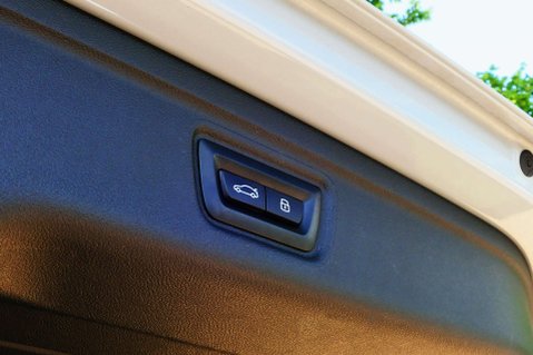 BMW 3 Series 2.0 320i M Sport Auto 5dr 23