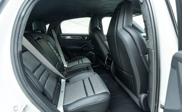 Porsche Cayenne GTS 12