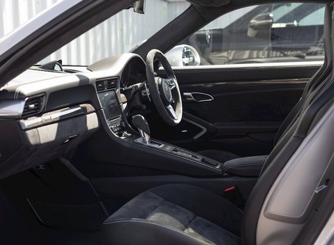 Porsche 911 Carrera GTS (991.2) 15