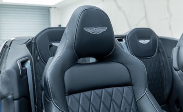 Aston Martin DB12 VOLANTE 16