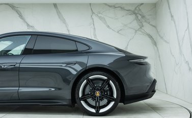 Porsche Taycan TURBO S 43