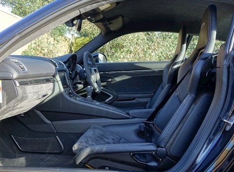 Porsche Cayman GT4 11