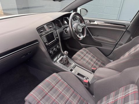 Volkswagen Golf GTI PERFORMANCE 5