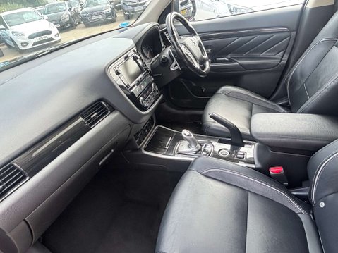 Mitsubishi Outlander 2.0h 12kWh GX4h SUV 5dr Petrol Plug-in Hybrid CVT 4WD Euro 6 (s/s) (200 ps) 29