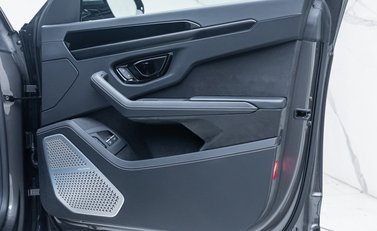 Lamborghini Urus SE 32