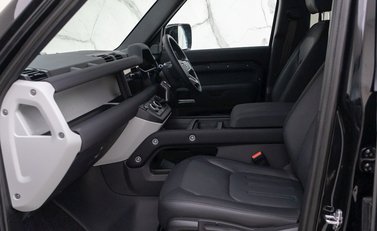 Land Rover Defender 110 X-Dynamic S D250 13