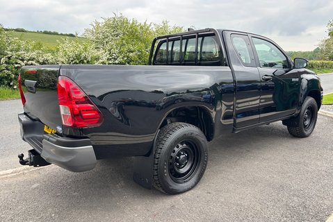 Toyota Hilux Active ECB 4WD D-4D Pickup 2