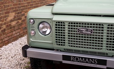 Land Rover Defender 110 Heritage Station Wagon 25