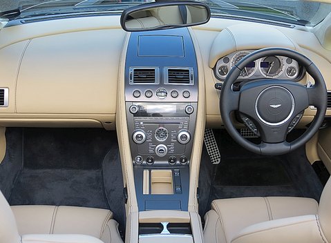 Aston Martin V8 Vantage Roadster 11