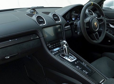 Porsche 718 Cayman GT4 13