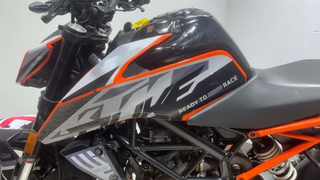 KTM Duke 2018 26K RUNNING PROJECT BIKE SPARES OR REPAIR 125CC NAKED 30