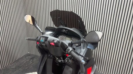 Peugeot Metropolis 400 RXR 2017 ONLY 10K 3 WHEELER TRIKE CAR LICENCE LONG MOT 20