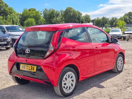 Toyota Aygo 1.0 VVT-i x-play Hatchback 5dr Petrol x-shift Euro 6 (Safety Sense) (71 ps) 28