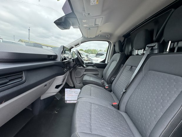 Ford Transit Custom AUTO LWB L2H1 Low Roof Limited 320 Air Con Alloys Cam Sensors EURO 6 13