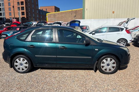 Ford Focus LX 16V.. CREAM UPHOLSTERY.. IDEAL FAMILY CAR.. NEW MOT 11