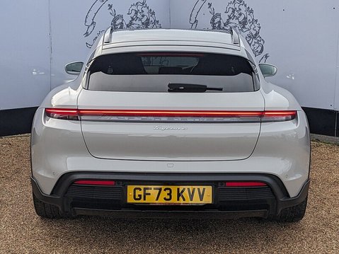 Porsche Taycan 4 CROSS TURISMO 8