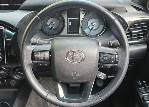 Toyota Hilux 2.8 HI-Luxury Invincible X D-4D 4WD Double Cab Auto 4WD 5dr 36