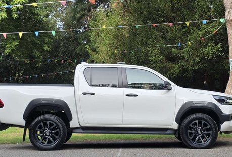 Toyota Hilux 2.8 HI-Luxury Invincible X D-4D 4WD Double Cab Auto 4WD 5dr