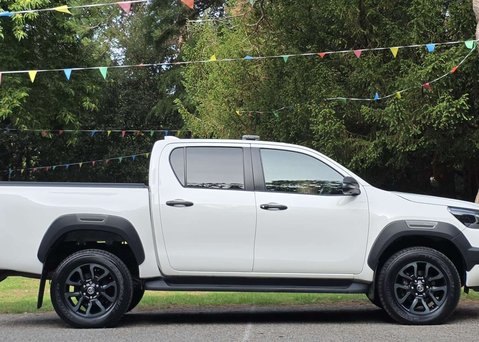 Toyota Hilux 2.8 HI-Luxury Invincible X D-4D 4WD Double Cab Auto 4WD 5dr 3