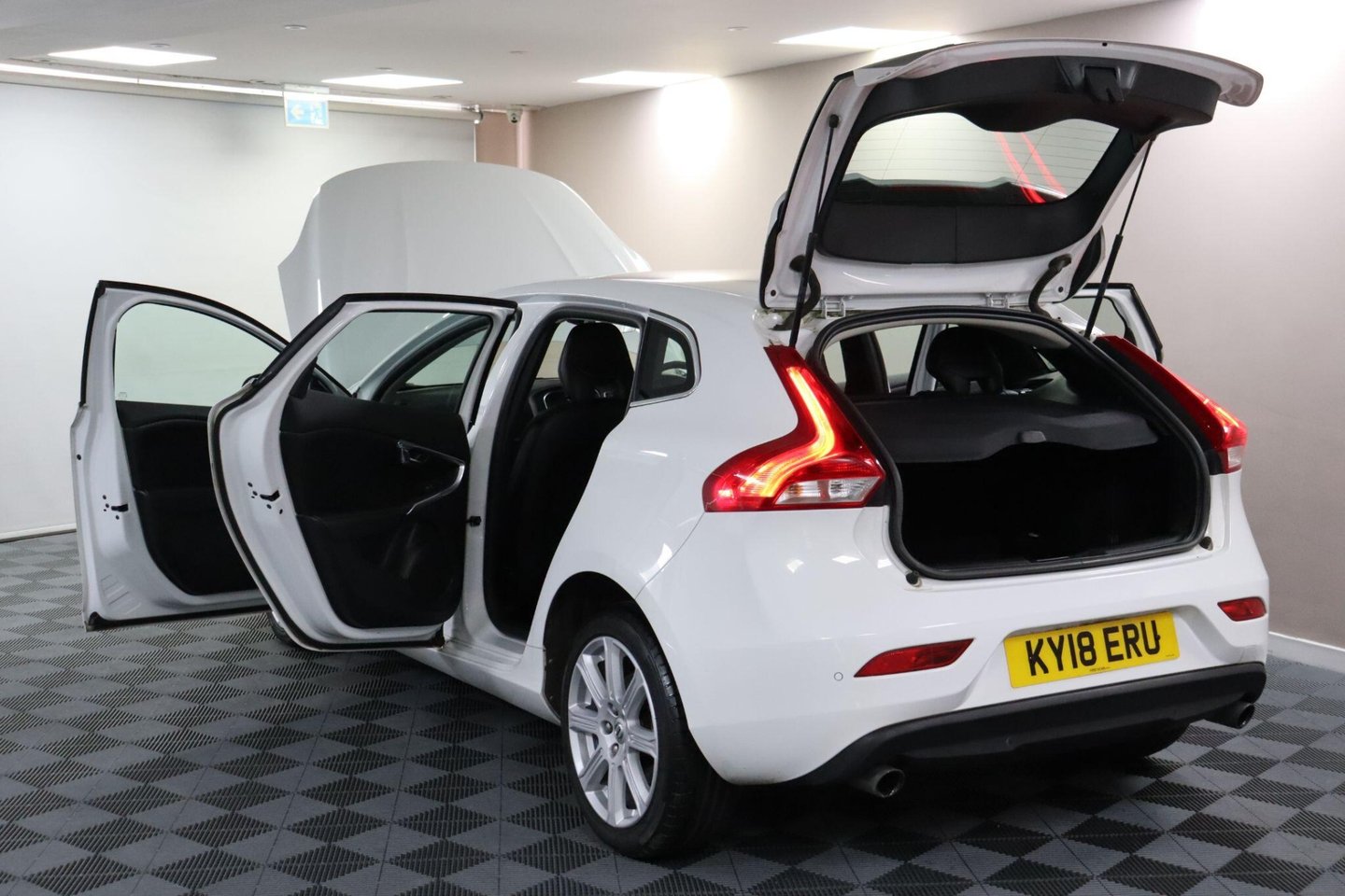 2018 Volvo V40 — image 17