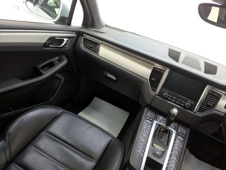 Porsche Macan 3.0 Macan GTS Semi-Auto 4WD 5dr 44