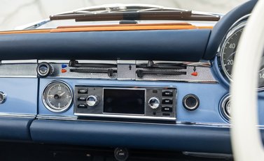 Mercedes-Benz 280 SL W113 Pagoda 24