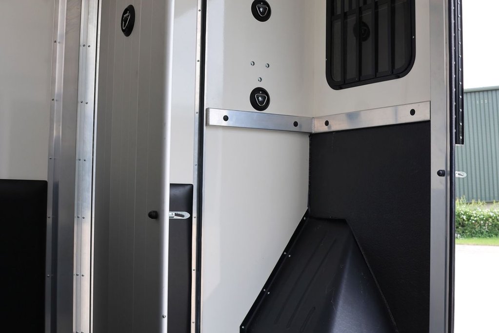Renault Master BRAND NEW 3.5 TON STALLION BUILD EXTREME HEAVY DUTY HORSEBOX FROM SEEKER  38