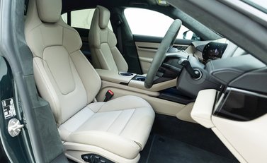 Porsche Taycan GTS Sport Turismo 10