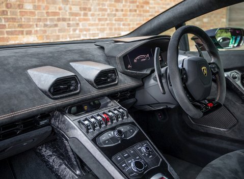 Lamborghini Huracan LP640-4 Performante 14