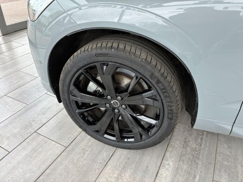 Volvo XC60 2.0 B5 MHEV Plus Black Edition Auto AWD Euro 6 (s/s) 5dr 9