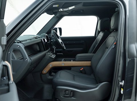 Land Rover Defender 90 X D300 13