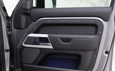 Land Rover Defender 110 HSE P300 22