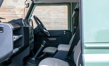 Land Rover Defender 90 Heritage Hard Top 13