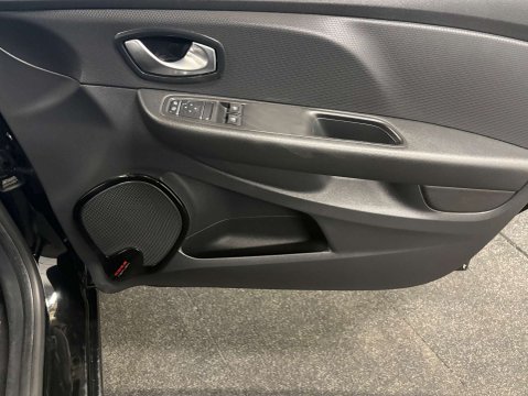 Renault Clio ICONIC TCE 9