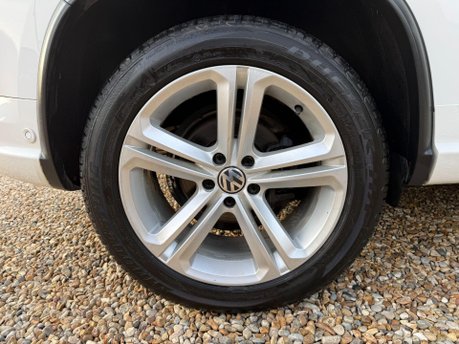 Volkswagen Tiguan 2.0 TDI BlueMotion Tech R-Line DSG 4WD Euro 5 (s/s) 5dr 11
