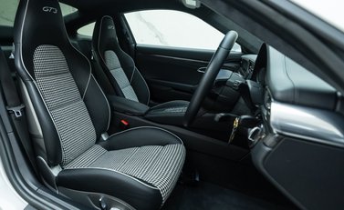 Porsche 911 GT3 Touring (991.2) 14