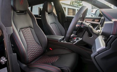 Lamborghini Urus 12