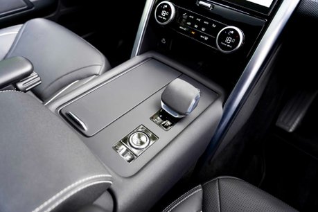 Land Rover Discovery R-DYNAMIC HSE MHEV. 7 SEATS. ELECTRIC TOWBAR. OPENING PANO ROOF. 22S. 14