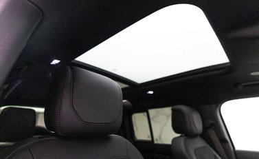 Land Rover Defender 110 V8 Bond Edition 11