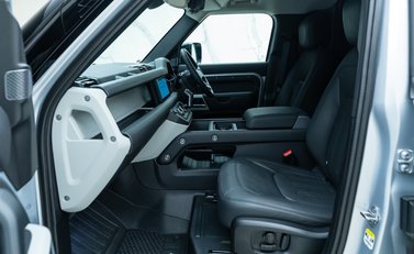 Land Rover Defender 110 D300 HSE Hard Top URBAN 12