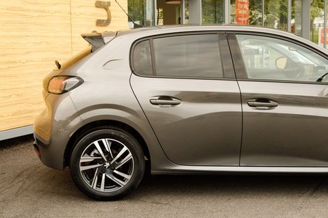 Peugeot 208 PURETECH ALLURE PREMIUM PLUS S/S 7
