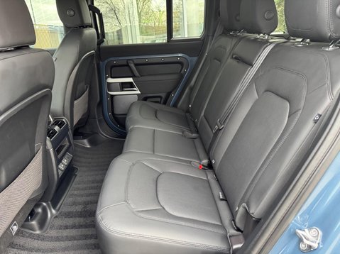 Land Rover Defender SE MHEV 40