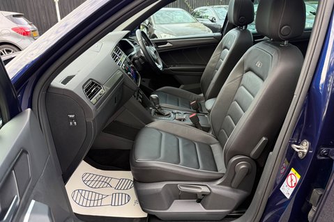 Volkswagen Tiguan R LINE TSI BMT 4MOTION DSG -RARE LEATHER INTERIOR -CAMERA -APPLE CARPLAY  4