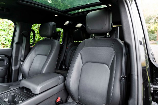Land Rover Defender 110 X-DYNAMIC HSE. URBAN UPGRADES. REAR SCREENS. PANO ROOF. E/SUSPENSION. 4