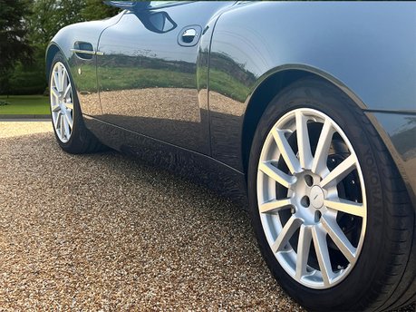 Aston Martin Vanquish V12 S 21