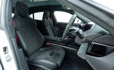 Porsche Taycan GTS Sport Turismo 10